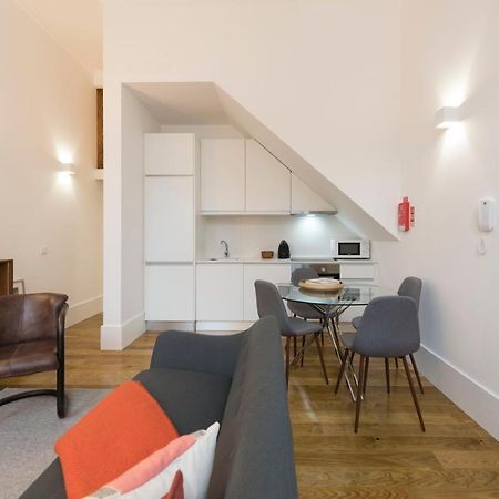Lovelystay - Cozy Duplex With Patio Right Off Train&Metro Station OOporto Extérieur photo