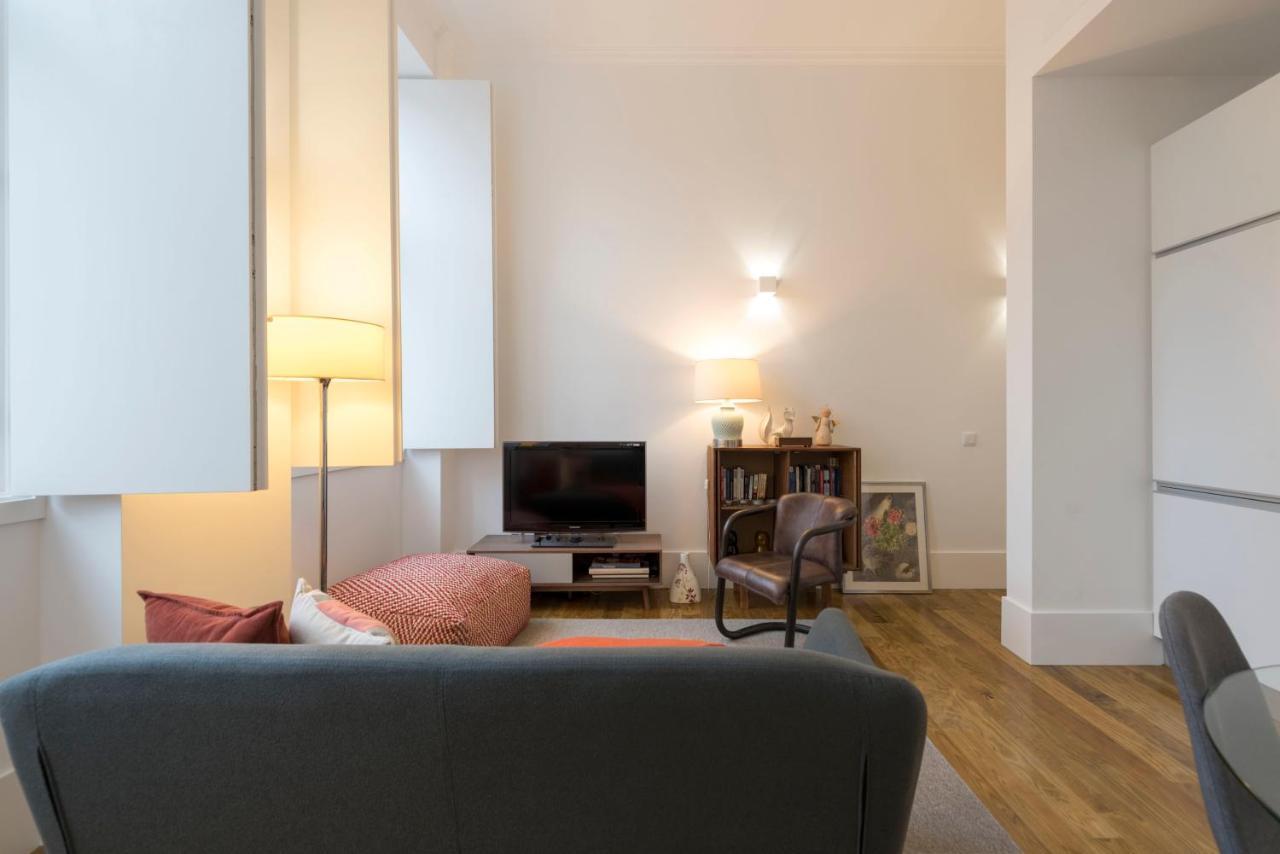 Lovelystay - Cozy Duplex With Patio Right Off Train&Metro Station OOporto Extérieur photo