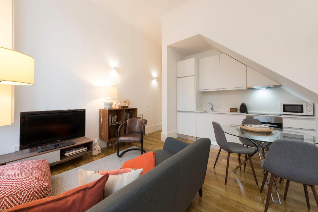 Lovelystay - Cozy Duplex With Patio Right Off Train&Metro Station OOporto Extérieur photo