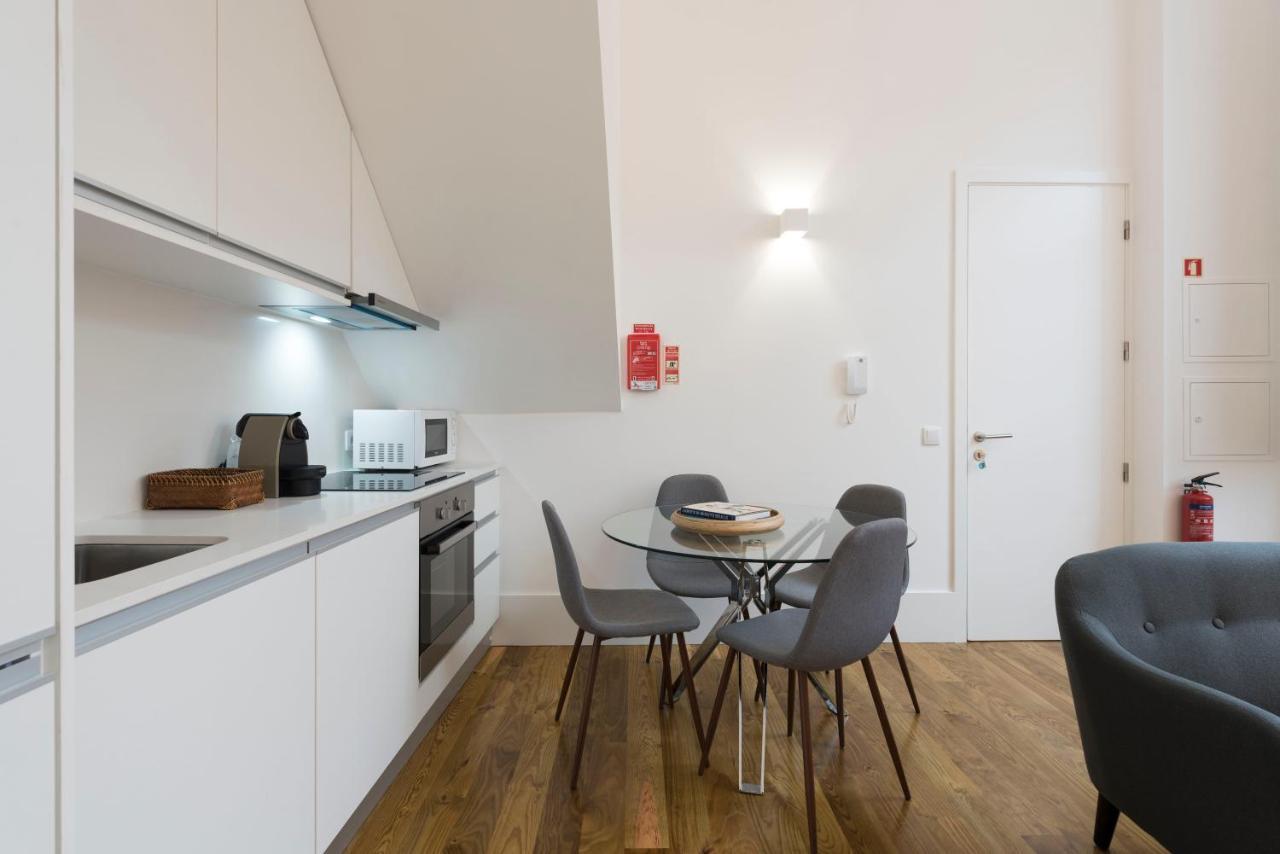 Lovelystay - Cozy Duplex With Patio Right Off Train&Metro Station OOporto Extérieur photo