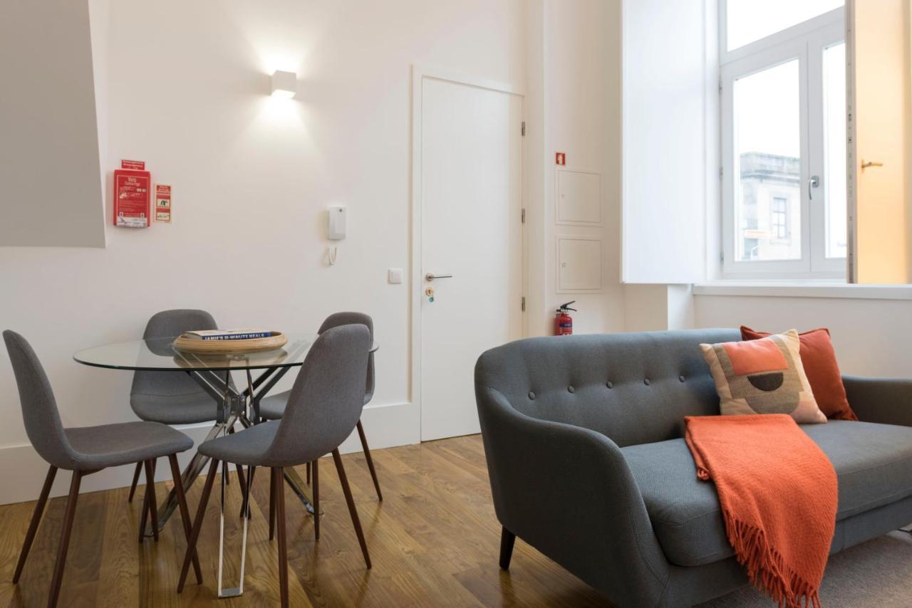 Lovelystay - Cozy Duplex With Patio Right Off Train&Metro Station OOporto Extérieur photo