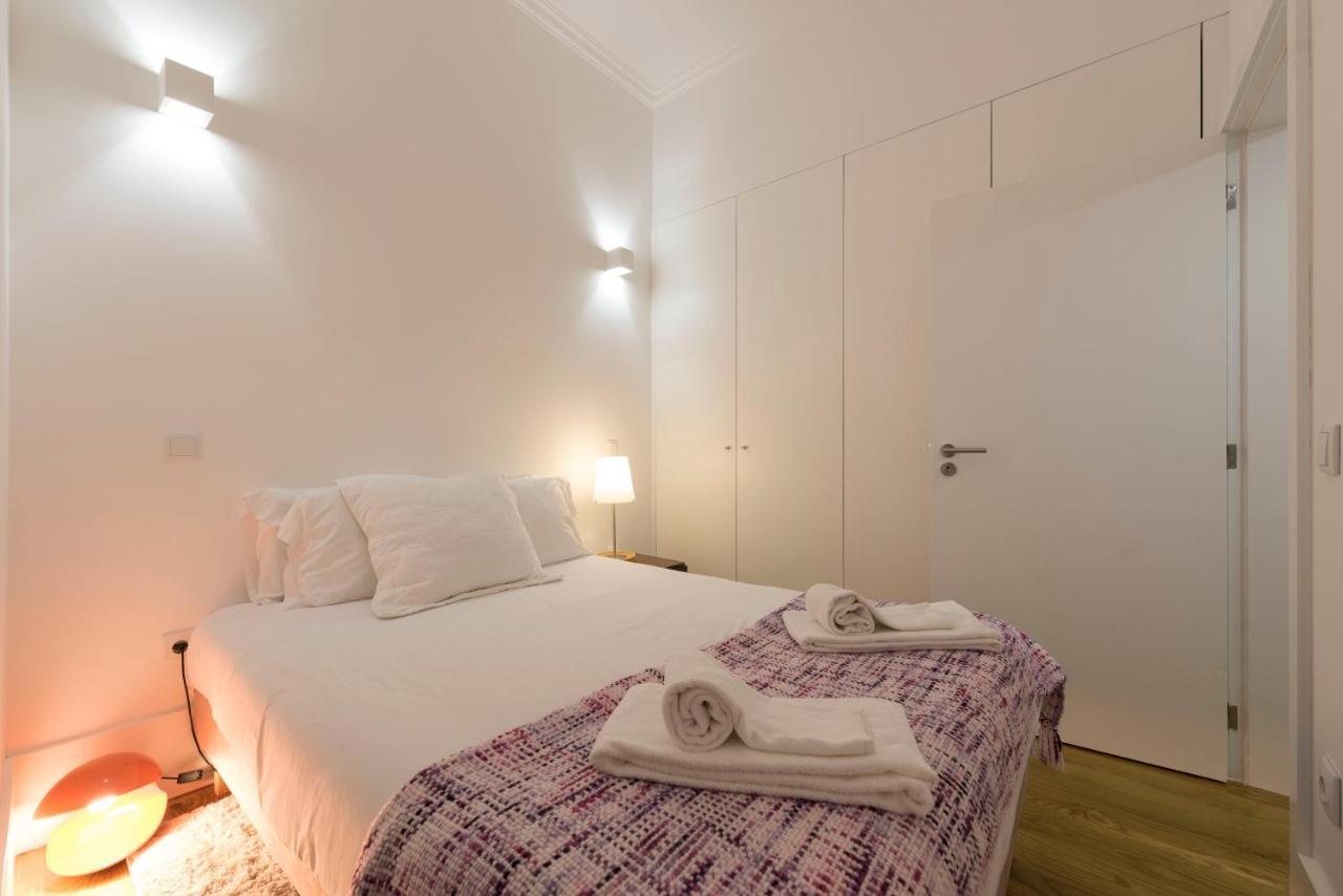 Lovelystay - Cozy Duplex With Patio Right Off Train&Metro Station OOporto Extérieur photo