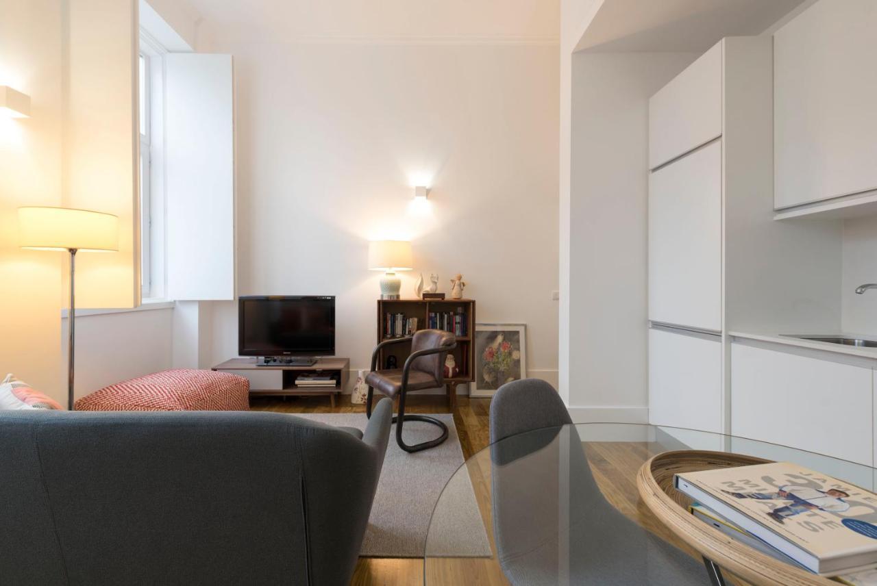 Lovelystay - Cozy Duplex With Patio Right Off Train&Metro Station OOporto Extérieur photo