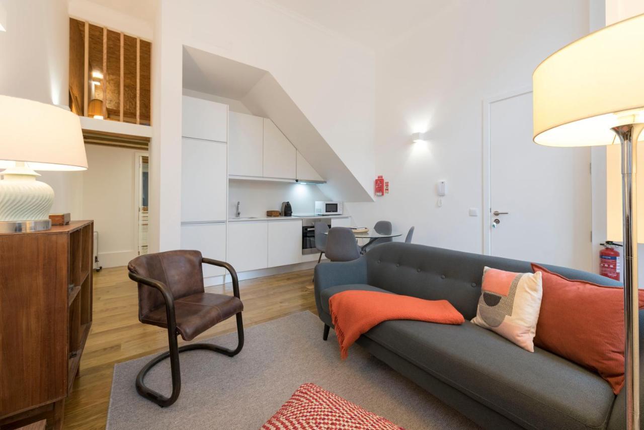 Lovelystay - Cozy Duplex With Patio Right Off Train&Metro Station OOporto Extérieur photo