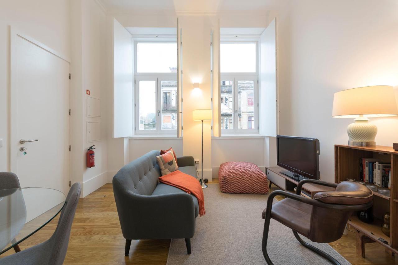 Lovelystay - Cozy Duplex With Patio Right Off Train&Metro Station OOporto Extérieur photo