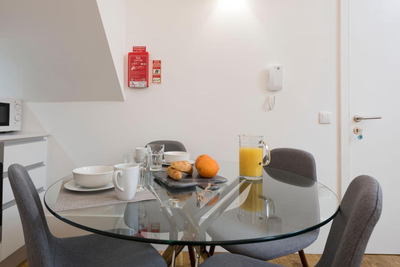 Lovelystay - Cozy Duplex With Patio Right Off Train&Metro Station OOporto Extérieur photo