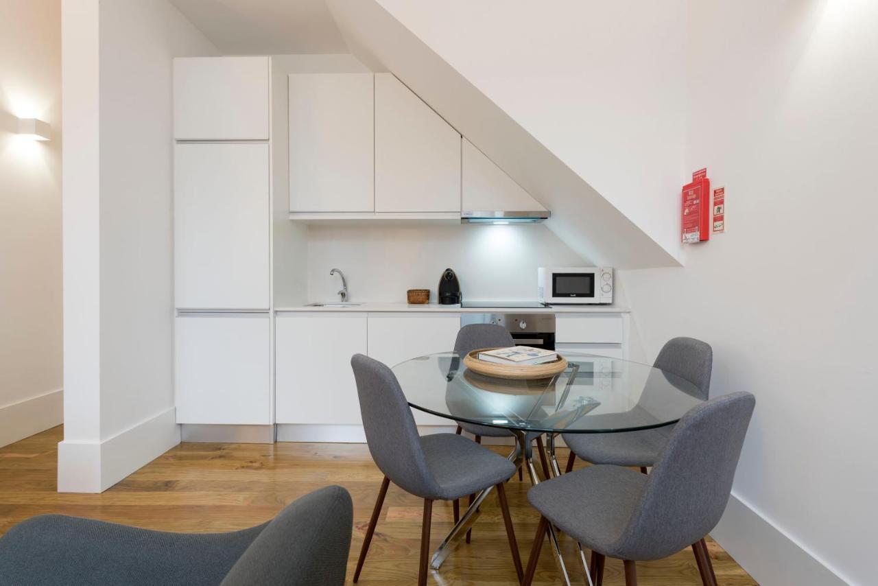 Lovelystay - Cozy Duplex With Patio Right Off Train&Metro Station OOporto Extérieur photo